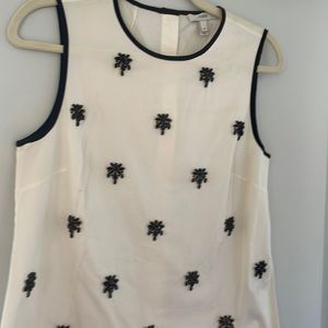 Jcrew sleeveless top with beating, never worn size 4 black piping buttons back